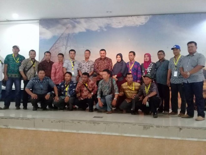 Photo bersama Kades dengan Wabup, H Hillalatil Badri dan Kadis PMD, Drs H Ahmad Zaidan MM